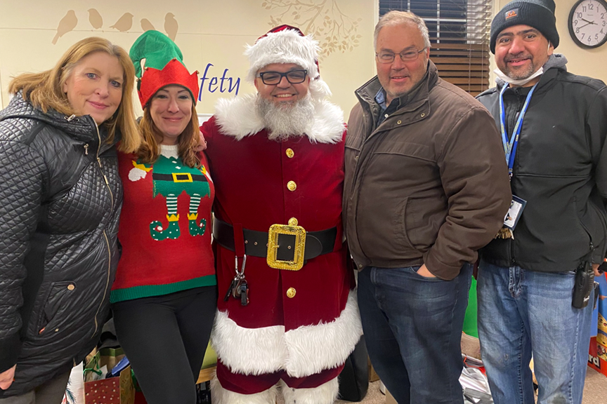 Volunteers Holiday Gift Drive