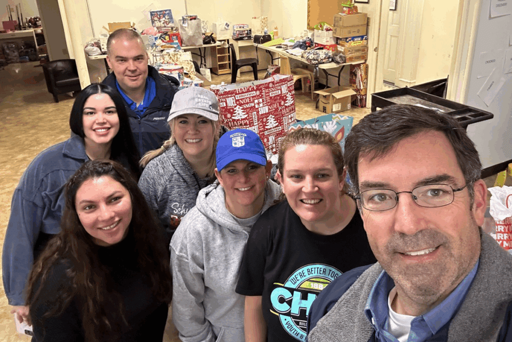 Volunteers Holiday Gift Drive